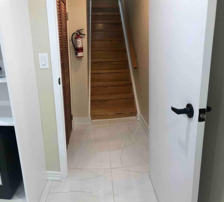 Basement Apartment In Richmond Hill Eksteriør bilde